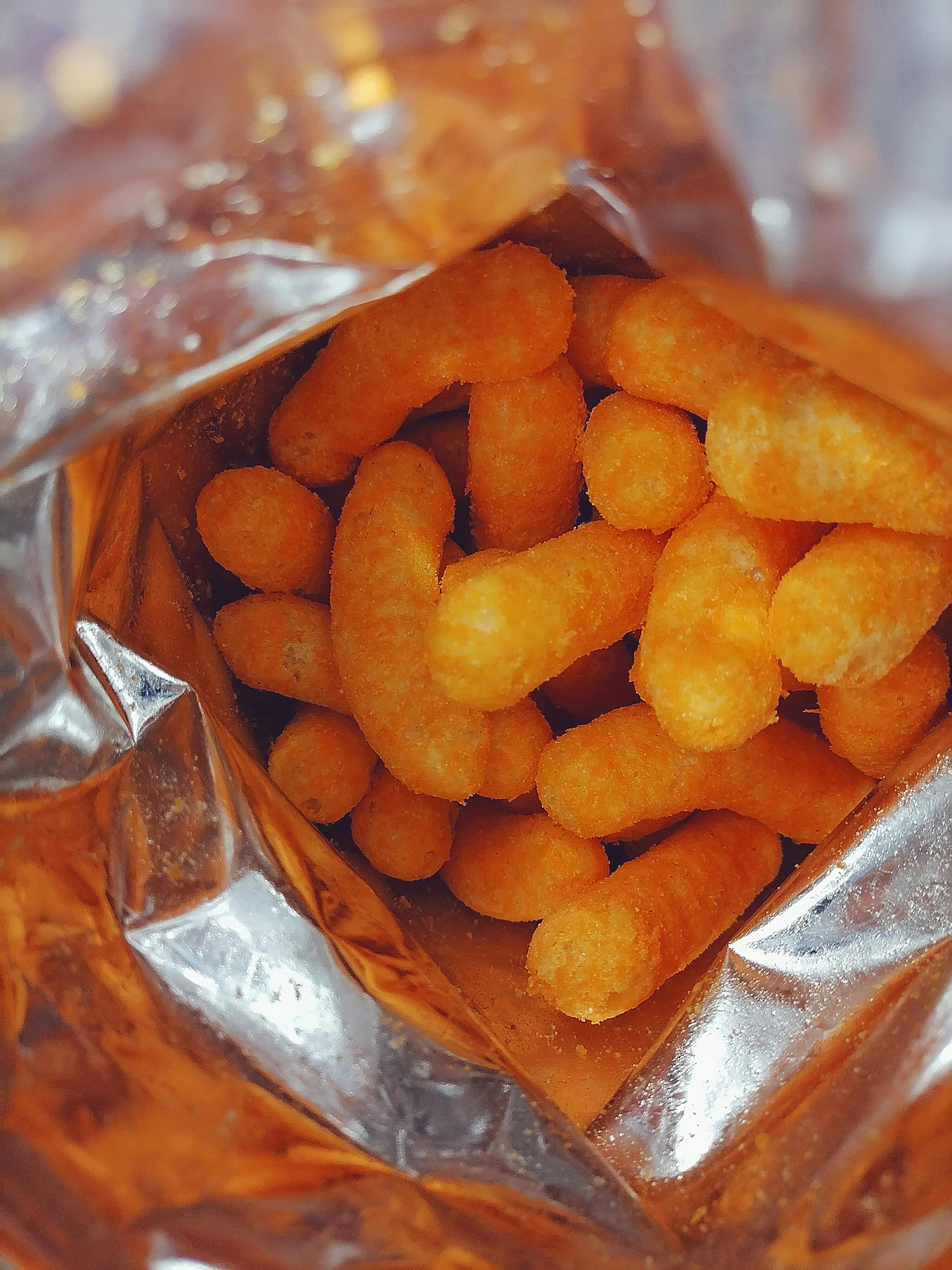 Snack food packaging equipment sealing bags of snacks